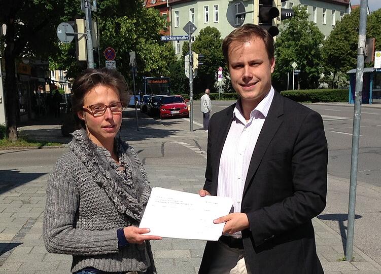 Monika Schellhorn von der Bürgerintiative "Contra Tram West" mit BA-Mitglied Georg Fichtner - und den gesammelten Unterschriften.