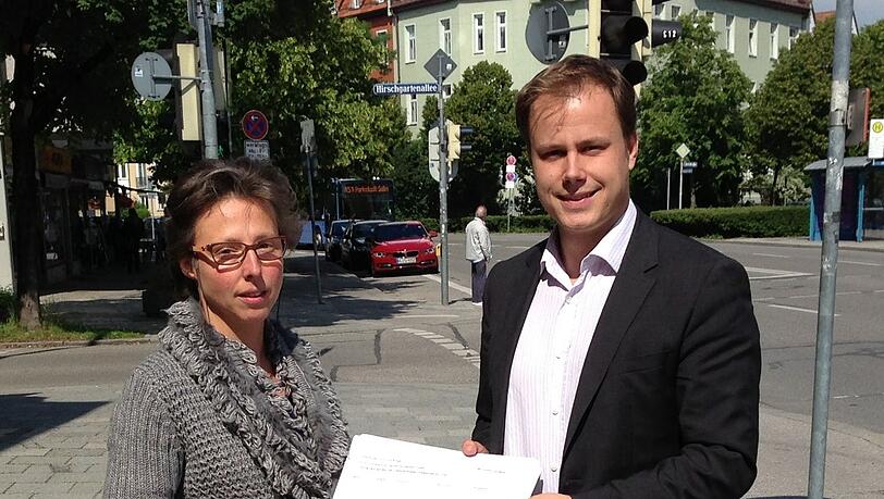 Monika Schellhorn von der Bürgerintiative "Contra Tram West" mit BA-Mitglied Georg Fichtner - und den gesammelten Unterschriften. Monika Schellhorn von der Bürgerintiative "Contra Tram West" mit BA-Mitglied Georg Fichtner - und den gesammelten Unterschriften.