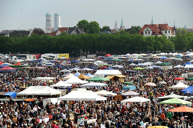 Bayerns größter Flohmarkt. Am Samstag waren wieder über 20000 Schnäppchenjäger da! Wir zeigen die besten und kuriosesten Bilder!