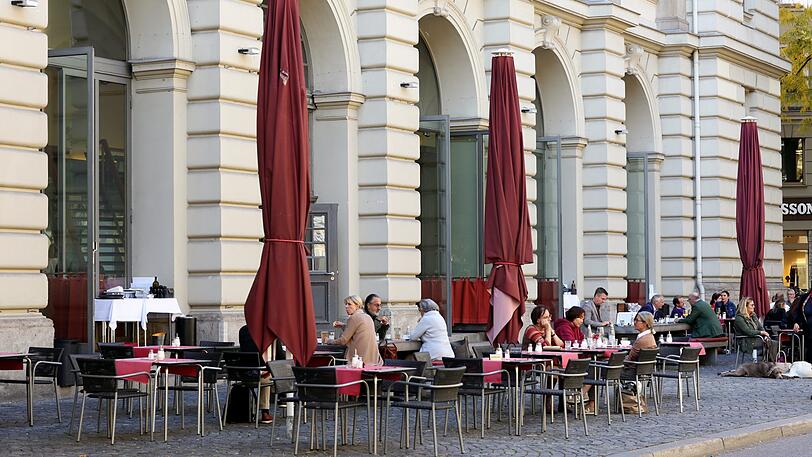 Beliebt und belebt: die Stühle vom Literatur-Café im Literaturhaus.