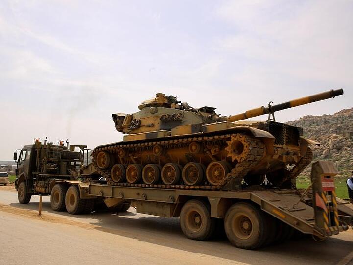 Ein Konvoi des türkischen Militärs fährt auf den Grenzübergang Bab al-Hawa im Norden vom syrischen Idlib zu. Die Türkei hat seit dem Waffenstillstand militärische Verstärkung in die Zone geschickt.