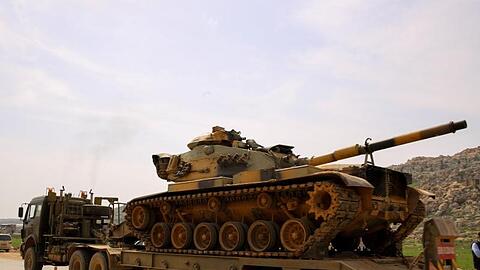 Ein Konvoi des türkischen Militärs fährt auf den Grenzübergang Bab al-Hawa im Norden vom syrischen Idlib zu. Die Türkei hat seit dem Waffenstillstand militärische Verstärkung in die Zone geschickt.