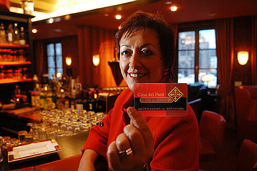 Wer Mitglied ist, darf und soll nach Herzenslust paffen: Casa-Chefin Christine Klever.