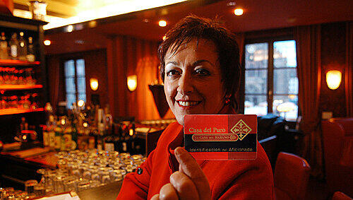 Wer Mitglied ist, darf und soll nach Herzenslust paffen: Casa-Chefin Christine Klever.