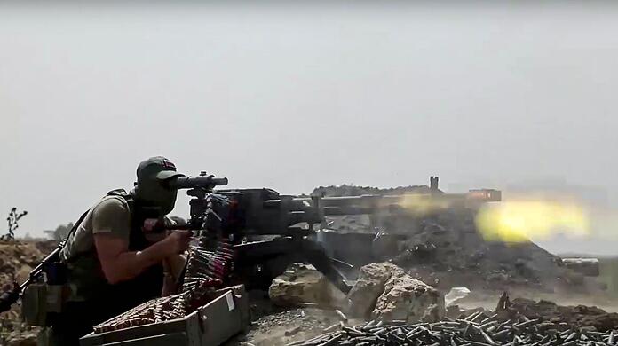 Auf diesem vom Pressedienst des russischen Verteidigungsministeriums über AP veröffentlichten Videostandbild schießt ein russischer Fallschirmjäger in der Ukraine.