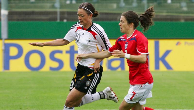 Renate Lingor (l) im Zweikampf mit der Engländerin Karen Carney. Renate Lingor (l) im Zweikampf mit der Engländerin Karen Carney.