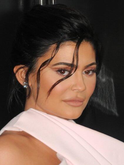 Kylie Jenners Tochter hat den sogenannten Pre-Kindergarten absolviert, eine freiwillige Vorschule für Kinder unter fünf Jahren.