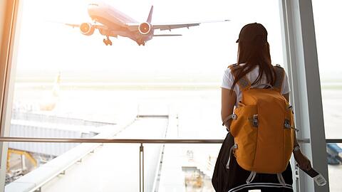 Mit dem Flugzeug abseits der Hotspots zu verreisen, kann sich für den Geldbeutel lohnen.