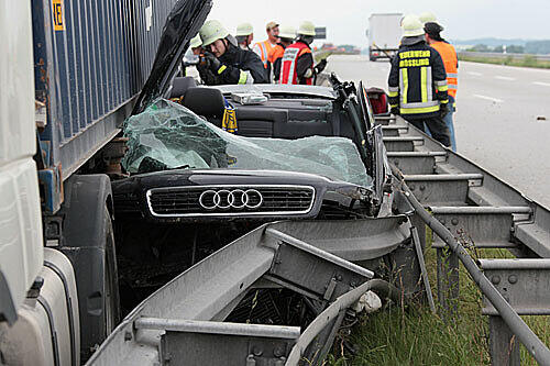 Völlig platt: Dieser Audi wurde von einem Lastwagen zerdrückt.