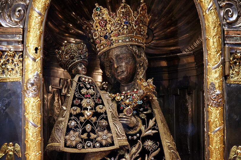 Die schwarze Madonna mit Papstring in der Gnadenkapelle.