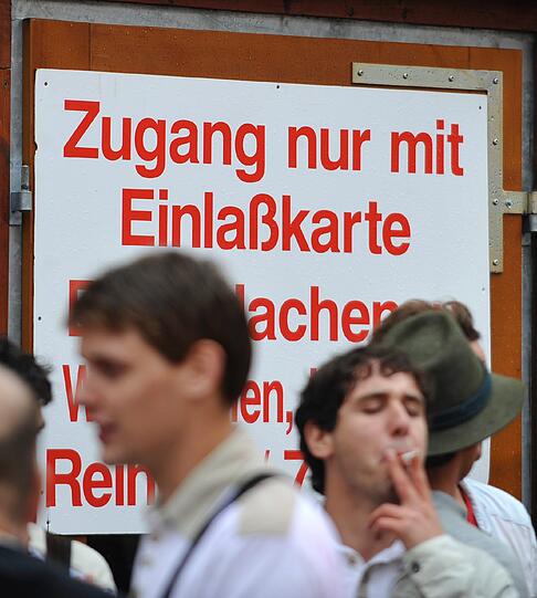 Raucher müssen auch dieses Jahr wieder vor die Tür gehen.