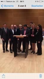 Historisches Bild: Die SPD-Kollegen unterzeichnen den Koalitionsvertrag. Gepostet hat dieses Foto CSU-Vize-Generalsekretärin und Netzpolitikerin Doro Bär.