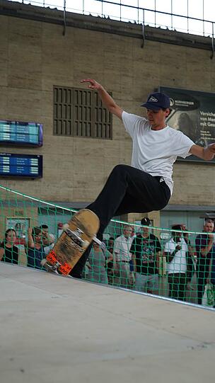 In der Schalterhalle des Münchner Bahnhofs dreht sich vom 21. Juni bis 4. Juli alles rund um das Thema Skateboarding.