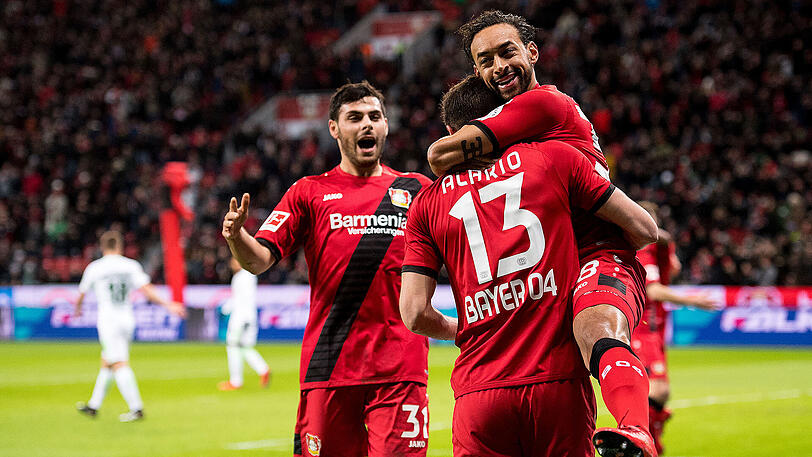 Leverkusens Kevin Volland (l.-r.), Torschütze Lucas Alario und Karim Bellarabi jubeln nach dem Treffer zur 1:0 Führung.