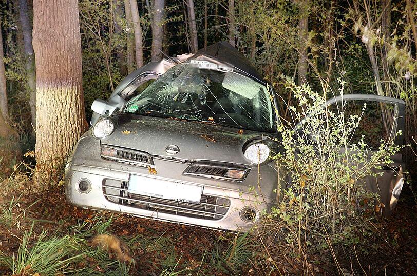 Am Montagabend verlor ein Fahranfänger im Landkreis Traunstein die Kontrolle über sein Auto und wurde gegen einen Baum geschleudert.
