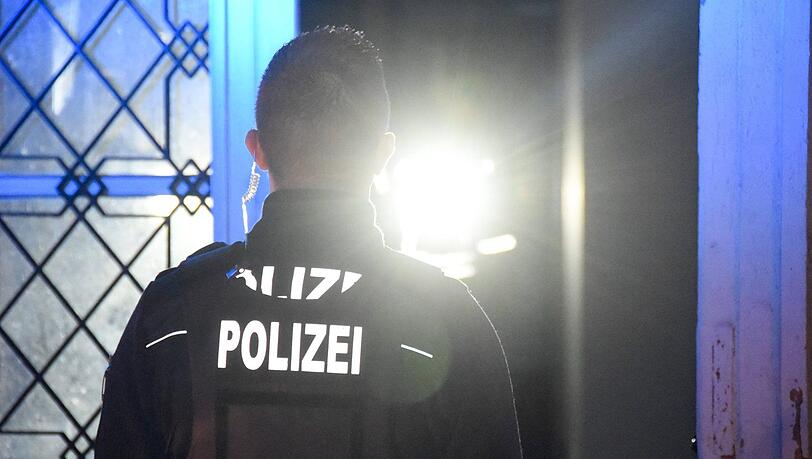 Beamten bringen ein Baby ins Krankenhaus, das in einer verrauchten Wohnung lag. Zuvor waren die alkoholisierten Eltern in Streit geraten (Symbolbild). Beamten bringen ein Baby ins Krankenhaus, das in einer verrauchten Wohnung lag. Zuvor waren die alkoholisierten Eltern in Streit geraten (Symbolbild).