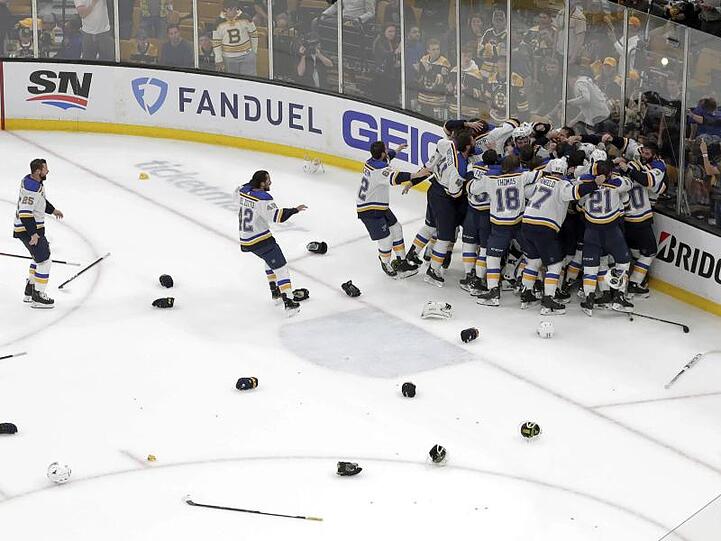 Die Spieler der St. Louis Blues feiert den Sieg über die Boston Bruins.