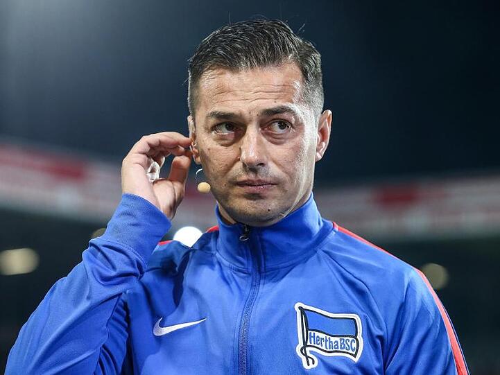 Cheftrainer Ante Covic von Hertha BSC steht im Stadion. Foto: Andreas Gora/dpa/Archivbild