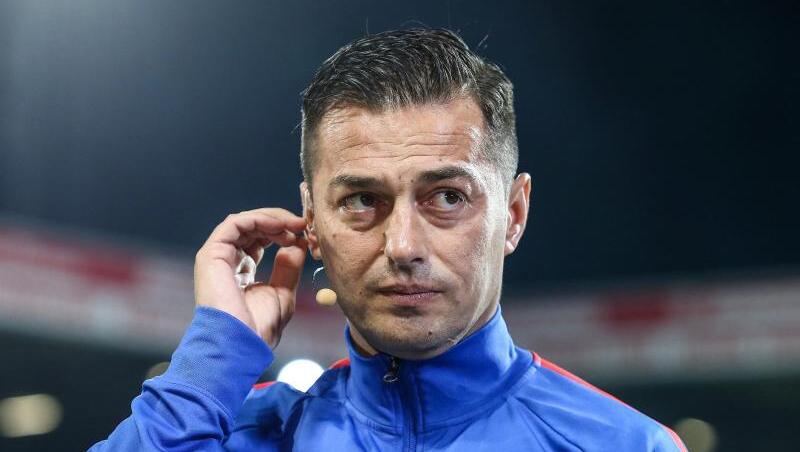 Cheftrainer Ante Covic von Hertha BSC steht im Stadion. Foto: Andreas Gora/dpa/Archivbild Cheftrainer Ante Covic von Hertha BSC steht im Stadion. Foto: Andreas Gora/dpa/Archivbild