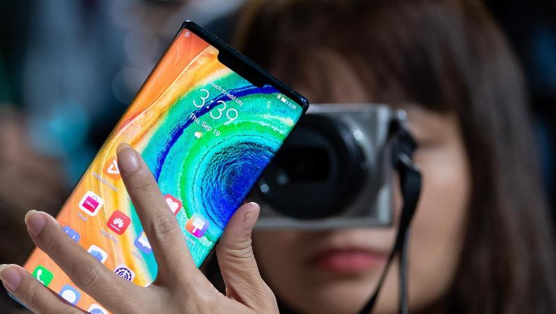 Huaweis neues Top-Modell Mate 30 muss wegen der US-Sanktionen ohne Google-Dienste wie Karten oder den Play Store auskommen. Huaweis neues Top-Modell Mate 30 muss wegen der US-Sanktionen ohne Google-Dienste wie Karten oder den Play Store auskommen.