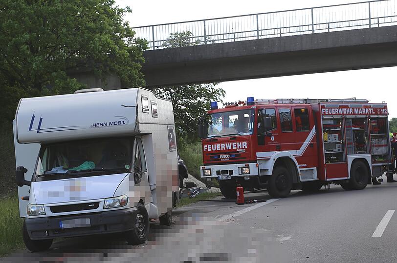 Das Wohnmobil eines 78-jährigen Rentners hatte eine Panne, dann kollidierte ein Lastwagen damit.
