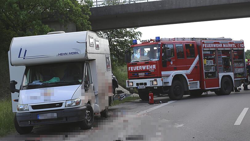 Das Wohnmobil eines 78-jährigen Rentners hatte eine Panne, dann kollidierte ein Lastwagen damit. Das Wohnmobil eines 78-jährigen Rentners hatte eine Panne, dann kollidierte ein Lastwagen damit.
