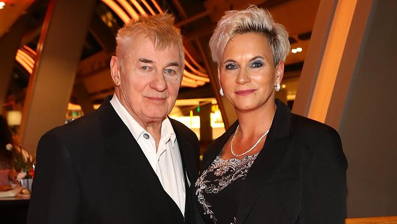 Heinz Hoenig und Annika Kärsten-Hoenig hoffen, dass die Operation gut verlaufen wird. Heinz Hoenig und Annika Kärsten-Hoenig hoffen, dass die Operation gut verlaufen wird.