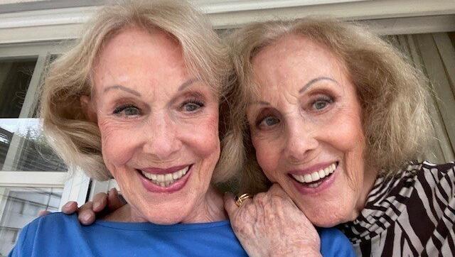 Da lacht das blühende Leben: Alice (r.) und Ellen Kessler haben zu ihrem insgesamt 176. Geburtstag ein Selfie von sich für die AZ gemacht. Ausnahmsweise, denn Selfies mögen die Show-Stars eigentlich nicht so gern.