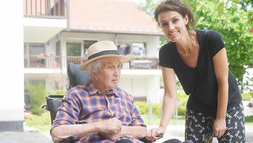 Glückliches Wiedersehen, nachdem die Seniorenheime acht Wochen abgeschottet waren: Steffi Schäflein-Thompson mit ihrem Vater im Mai 2020.