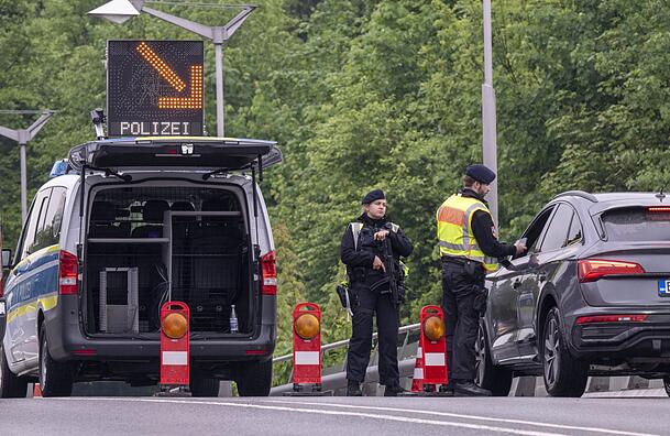 Der Grenzübergang Freilassing: Bundespolizisten stehen auf der Saalachbrücke und kontrollieren die Einreise. Der Grenzübergang Freilassing: Bundespolizisten stehen auf der Saalachbrücke und kontrollieren die Einreise.