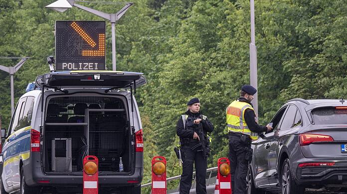 ARCHIV - 08.05.2025, Bayern, Freilassing: Bundespolizisten stehen am Grenzübergang zwischen dem Ort Freilassing (Deutschland) und der Stadt Salzburg (Österreich) auf der Saalachbrücke und kontrollieren die Einreise. (zu dpa: „Bund akzeptiert Urteil gegen verlängerte Grenzkontrollen“) Foto: Peter Kneffel/dpa +++ dpa-Bildfunk +++