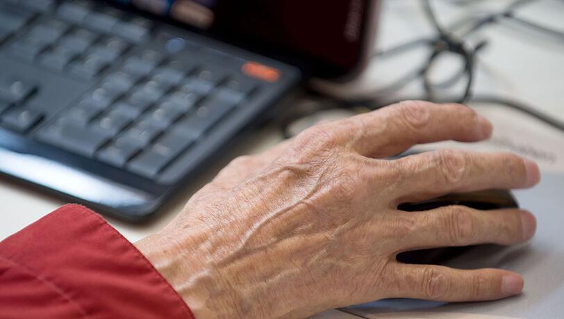Wer auch im Alter arbeitet, soll bis zu 2.000 Euro steuerfrei verdienen können. (Symbolbild) Wer auch im Alter arbeitet, soll bis zu 2.000 Euro steuerfrei verdienen können. (Symbolbild)