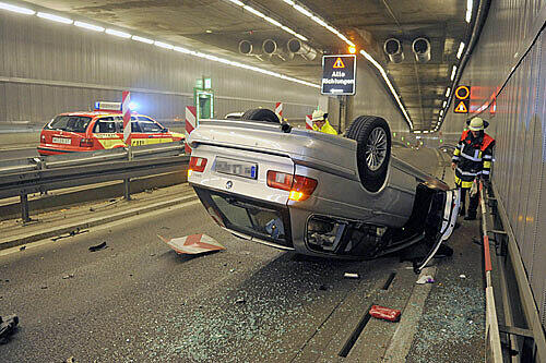 Der Fahrer dieses BMW zog sich bei dem Unfall im Richard-Strauss-Tunnel nur Prellungen zu