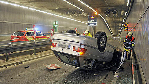 Der Fahrer dieses BMW zog sich bei dem Unfall im Richard-Strauss-Tunnel nur Prellungen zu Der Fahrer dieses BMW zog sich bei dem Unfall im Richard-Strauss-Tunnel nur Prellungen zu