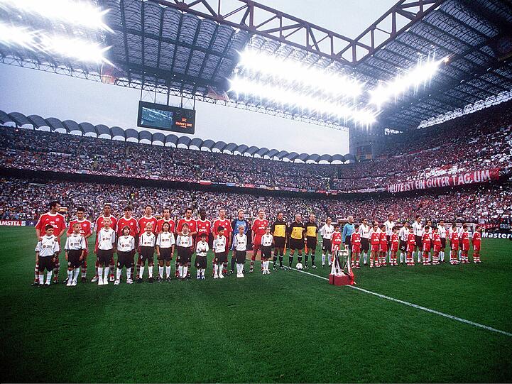 Der Ernst beginnt: Beide Mannschaften nach dem Einlauf ins San Siro.