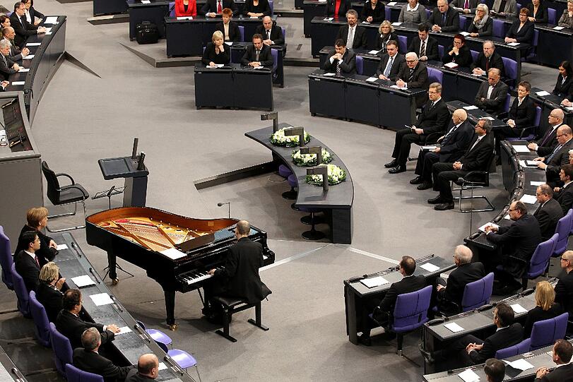 Auschwitz steht symbolhaft für den Völkermord und die Millionen 
Menschen, die vom Nazi-Regime verfolgt und umgebracht wurden. Seit 
1996 erinnert auch der Bundestag jährlich in einer Gedenkstunde an 
die Befreiung des Vernichtungslagers.