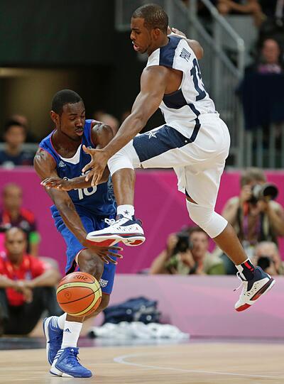 DREAMTEAM ON TRAIN: In der ersten Hälfte wurden sie von den
Argentiniern ordentlich gefordert. Nach der Pause untermauerte die
Basketballmannschaft der USA jedoch die Favoritenrolle und gewann
das Spiel mit 29 Zählern Vorsprung. Zurück ging es mit der Bahn.
&ldquo;Der schnellste Weg zum Hotel&bdquo;, schrieb Point Guard Chris Paul. 

 Hier geht's zum Tweet