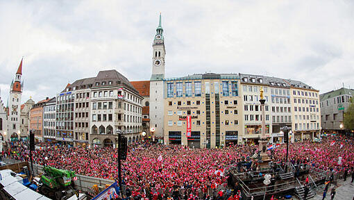 Der Marienplatz in München wartet auf die Ankunft der Bayern-Fans.