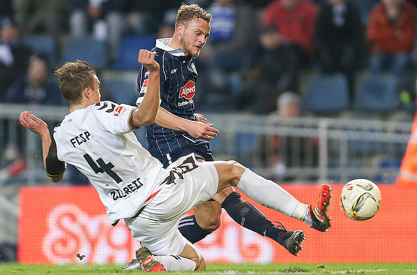 Bielefelds Christoph Hemelein (rechts) im Zweikampf mit Philipp Ziereis vom FC St. Pauli.