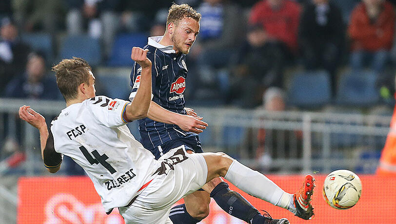 Bielefelds Christoph Hemelein (rechts) im Zweikampf mit Philipp Ziereis vom FC St. Pauli. Bielefelds Christoph Hemelein (rechts) im Zweikampf mit Philipp Ziereis vom FC St. Pauli.