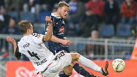 Bielefelds Christoph Hemelein (rechts) im Zweikampf mit Philipp Ziereis vom FC St. Pauli.