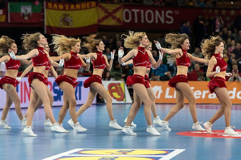 Sie sind bei der Handball-Europameisterschaft in Polen die Hingucker schlechthin und sorgen am Rande der spannenden, nervenaufreibenden, harten Begegnungen für ein unterhaltsames Kontrastprogramm - die Cheergirls. Wir haben die Bilder...