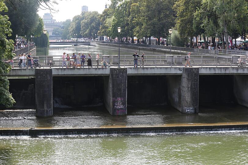 Nicht schön, aber immer belebt: die Praterwehrbrücke.