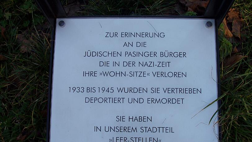 Die Gedenktafel am Leeren Stuhl. Die Gedenktafel am Leeren Stuhl.