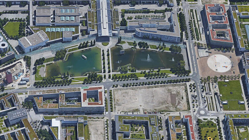 Derzeit der Favorit: Das städtische Grundstück gegenüber dem Messe-Eingang nahe den Riem-Arcaden (rechts).