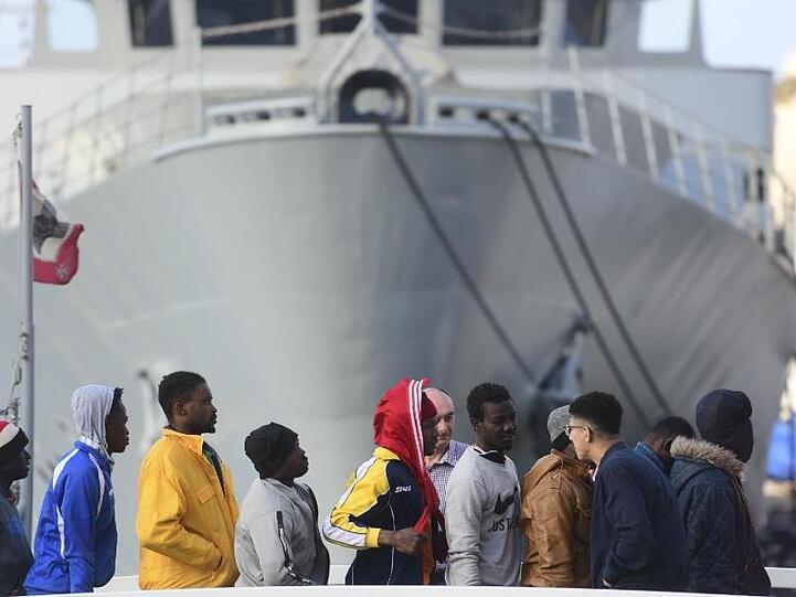 Flüchtlinge im Hafen von Valletta: Malta geht mittlerweile rigoros gegen private Seenotretter vor.