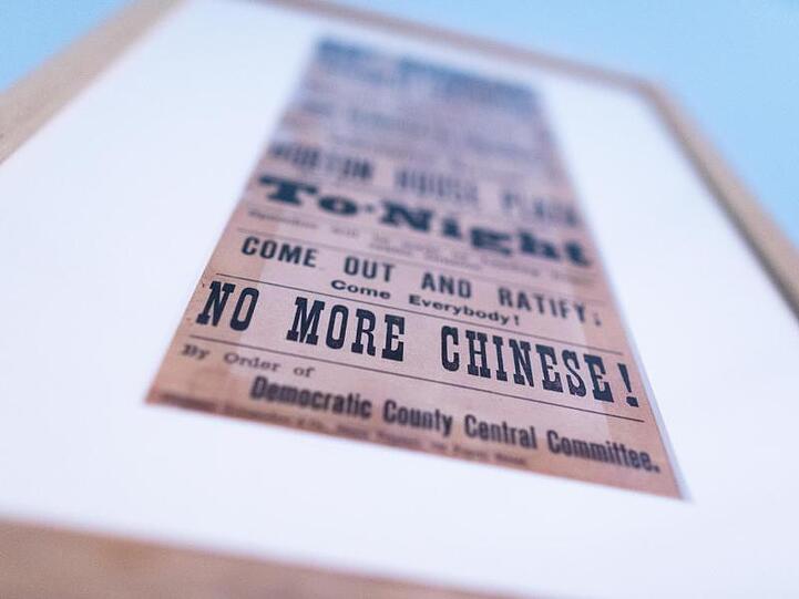 Das Flugblatt "Das demokratische chinesische Ausschlussgesetz" (1882) in der Ausstellung.