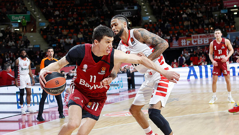 Münchens Vladimir Lucic (links) im Duell gegen Tyler Dorsey.