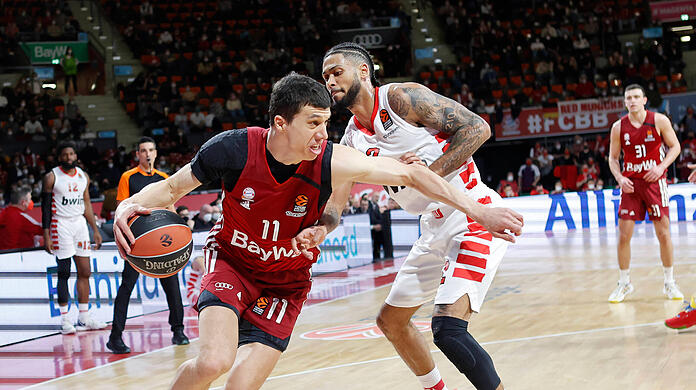 Münchens Vladimir Lucic (links) im Duell gegen Tyler Dorsey.