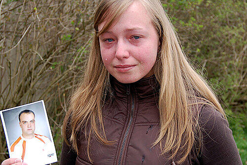 Tränen rollen Jessica über die Wangen, als sie das Foto Freund Avni A. (20) in die Kamera hält. Der junge Mann starb nach einer durchzechten Disco-Nacht in den eisigen Fluten des Kanals bei Erlangen.